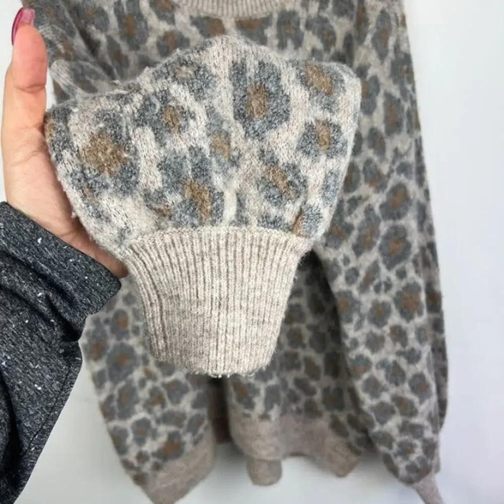 Abercrombie & Fitch fuzzy cheetah print pull over sweater size Medium